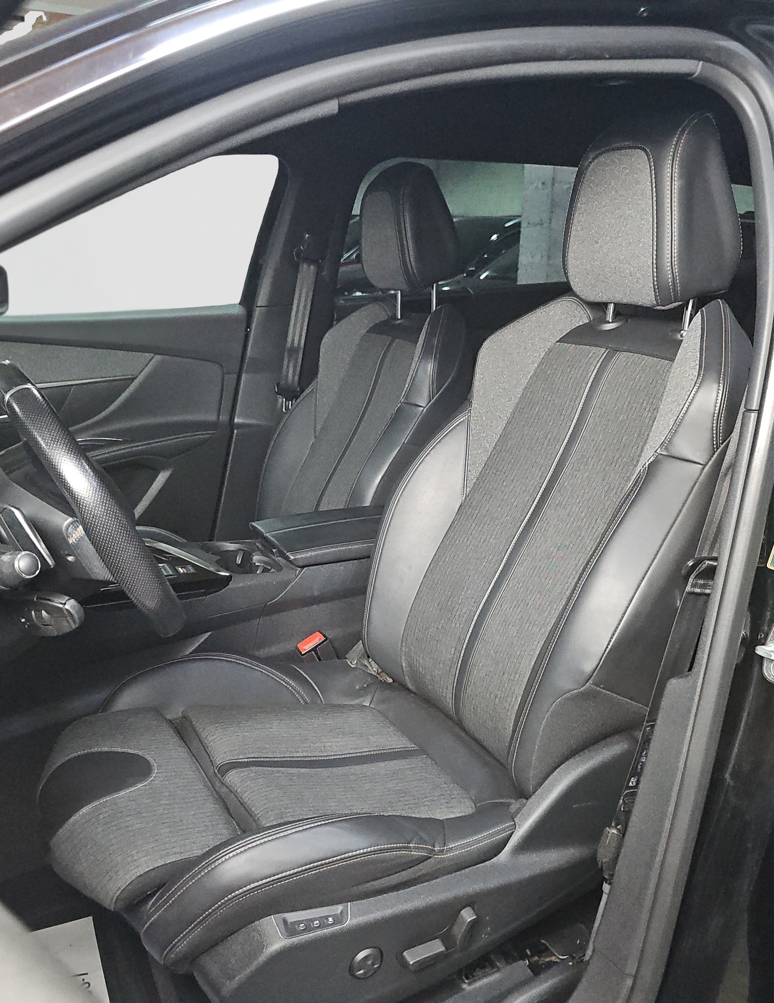 
								Peugeot 5008 1,6HDI/GT-line/7sed full									